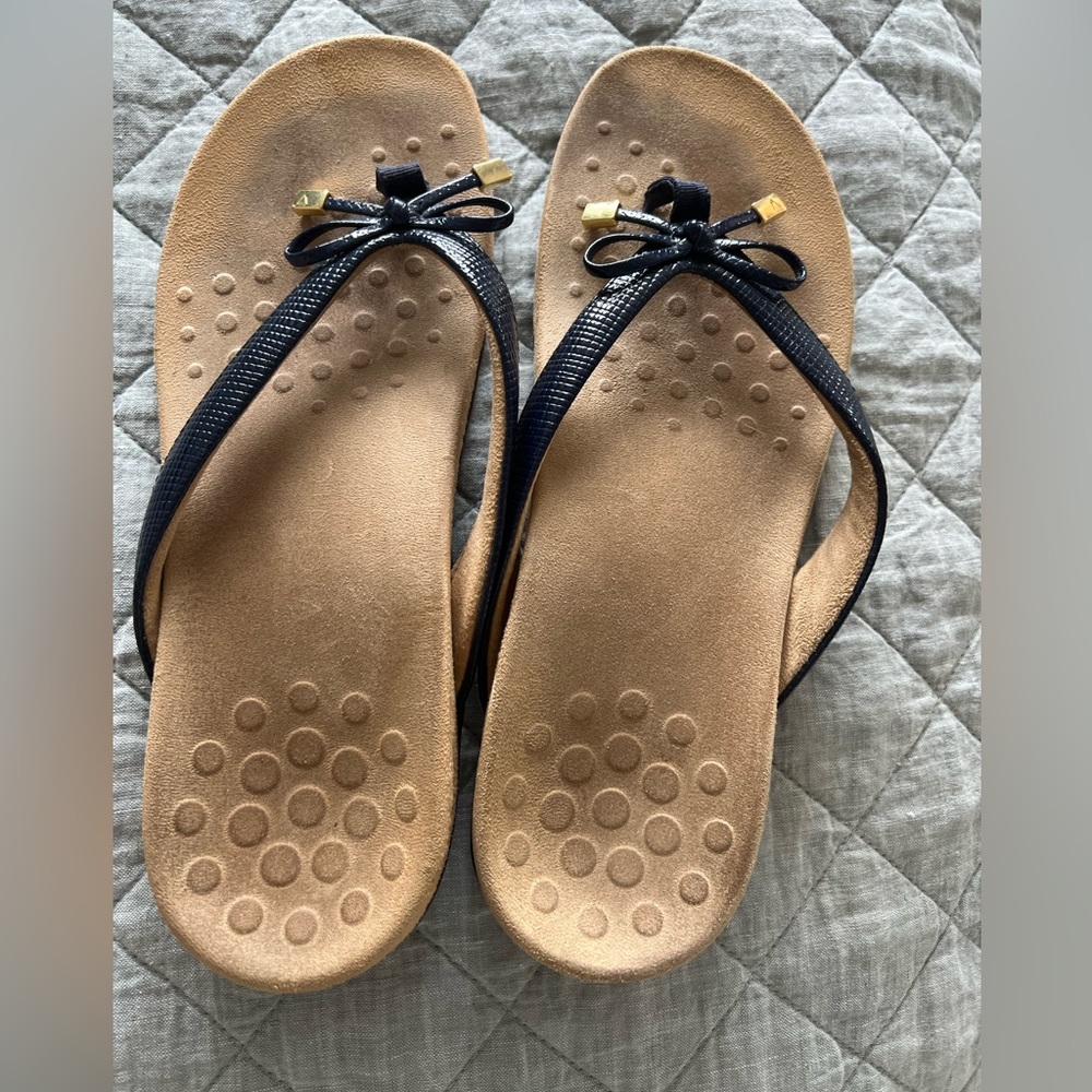 Women’s Vionic Bella Navy Flip Flops Flops